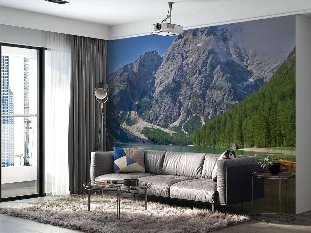 Drewniane łodzie na górskim jeziorze