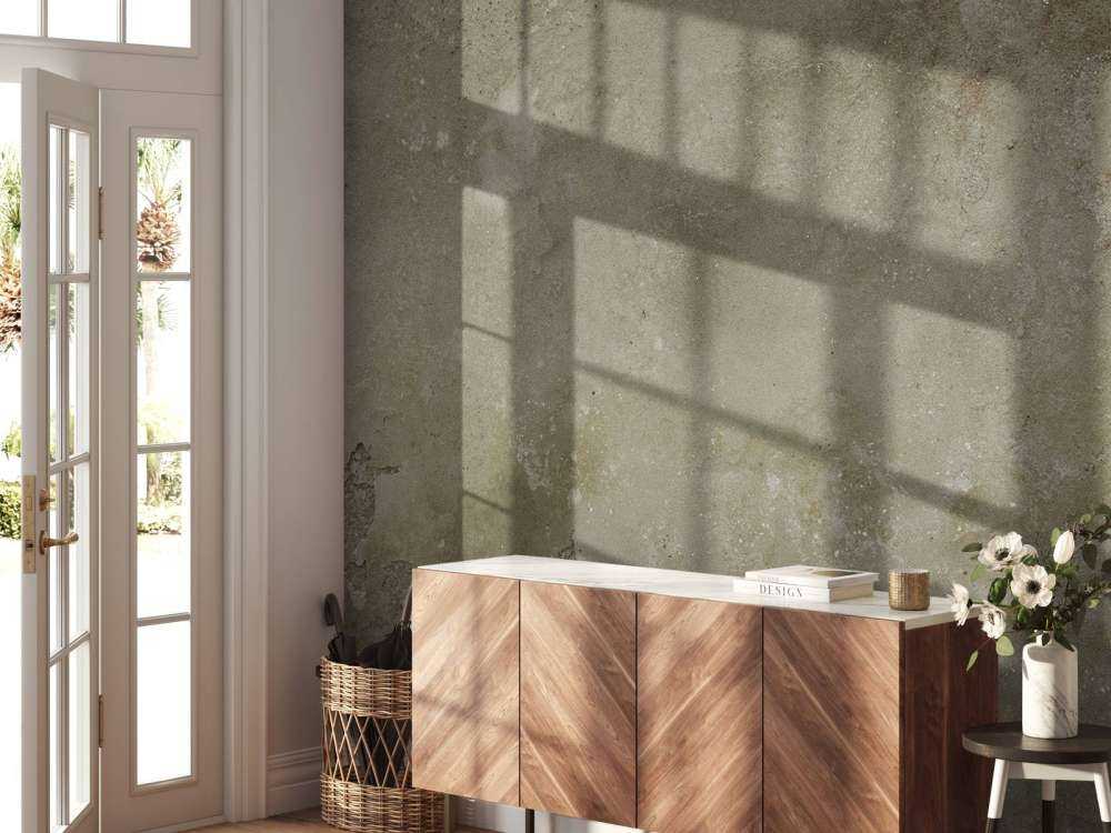 Stara ściana z zwietrzałym stiukiem