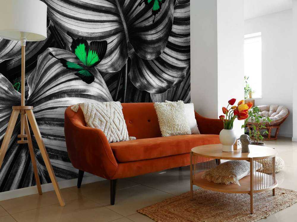 Motyle na liściach w paski