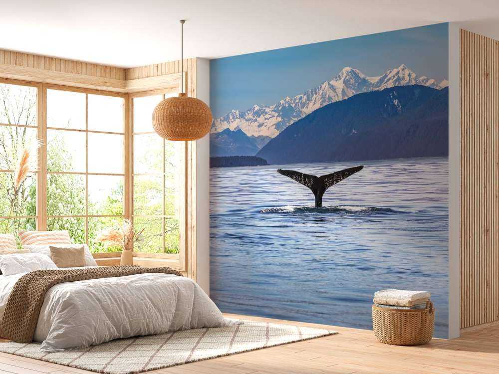 Nurkowanie wieloryba z górami w tle