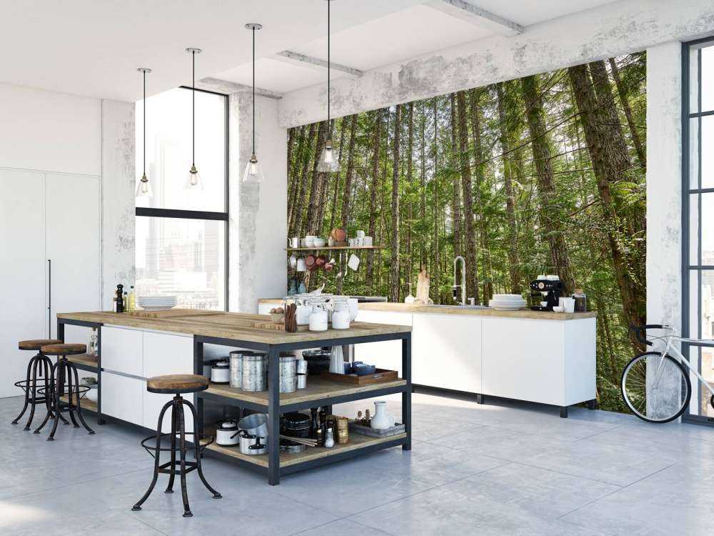 Cienkie drzewa w lesie