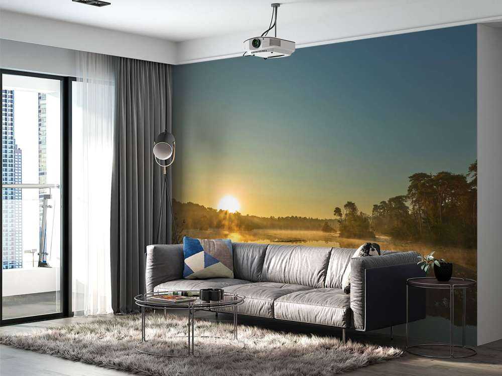 Wschód słońca nad jeziorem leśnym