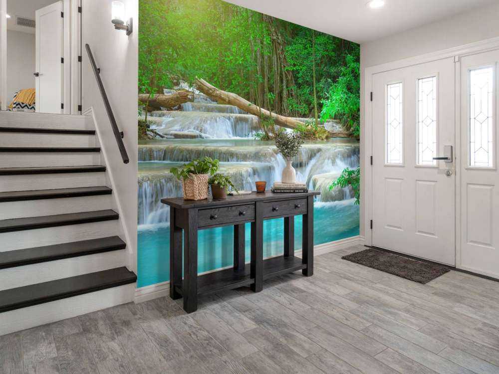 Szeroki wodospad w lesie