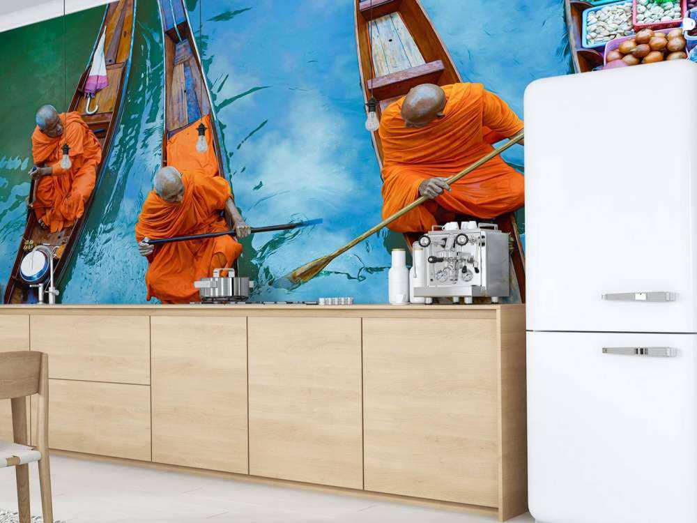 Mnich w drewnianej łodzi