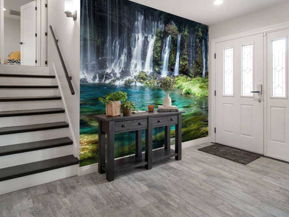 Panorama wodospadu z turkusową, błękitną wodą