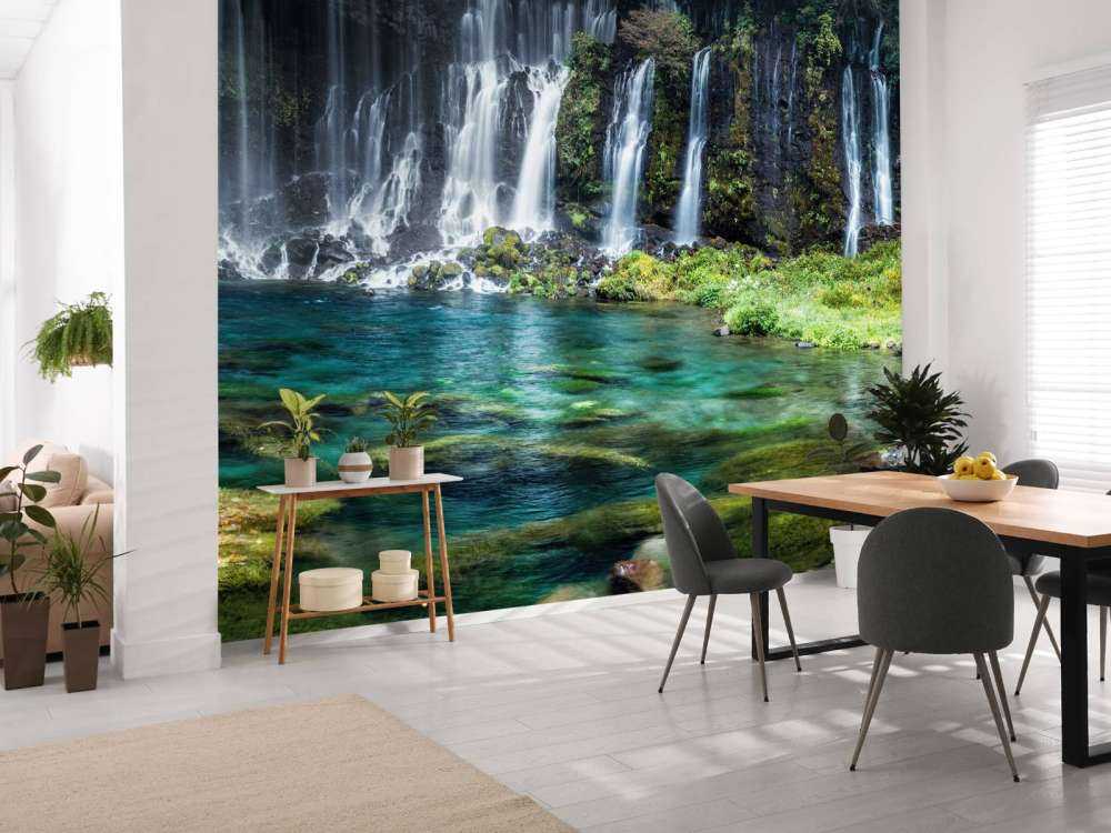 Panorama wodospadu z turkusową, błękitną wodą