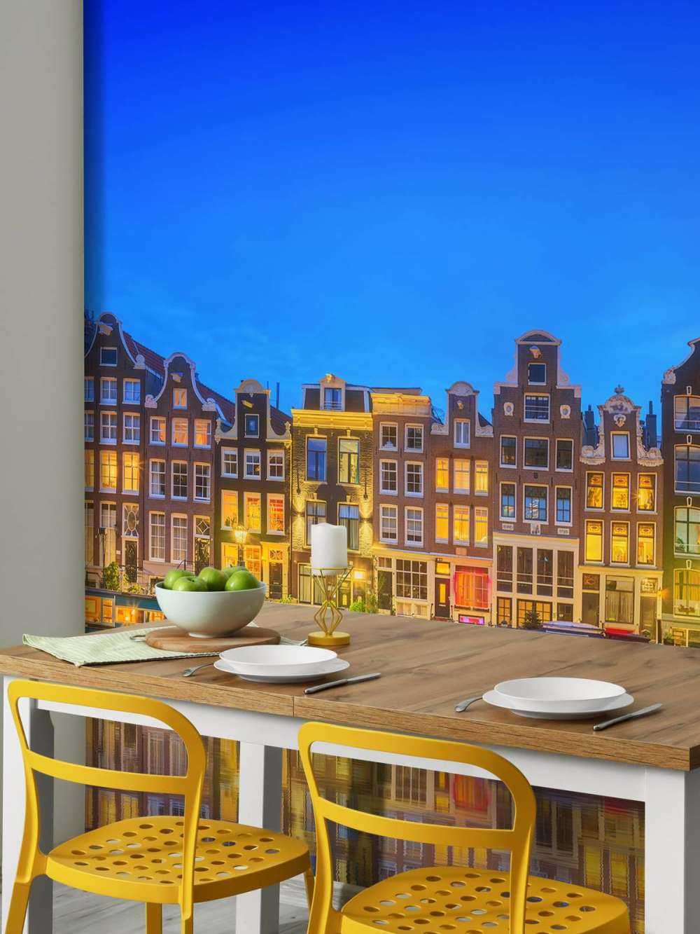 Kanał amsterdamski w nocy