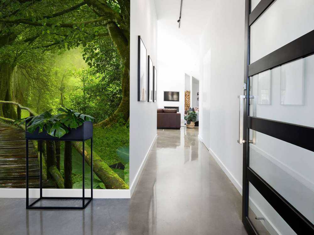 Drewniany most przez zieloną dżunglę