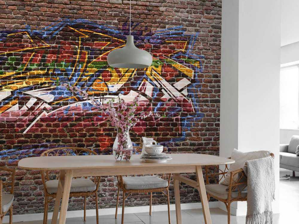 Graffiti na ścianie z cegieł