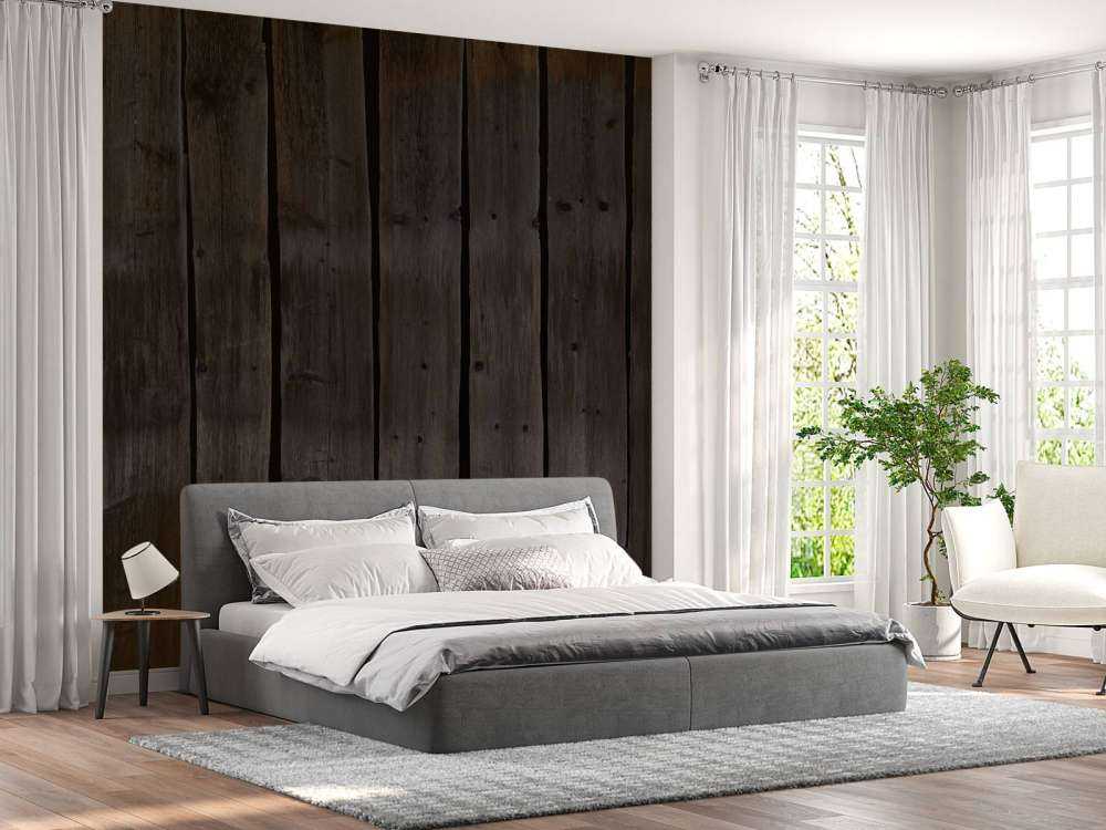 Światło pada na ciemne drewno