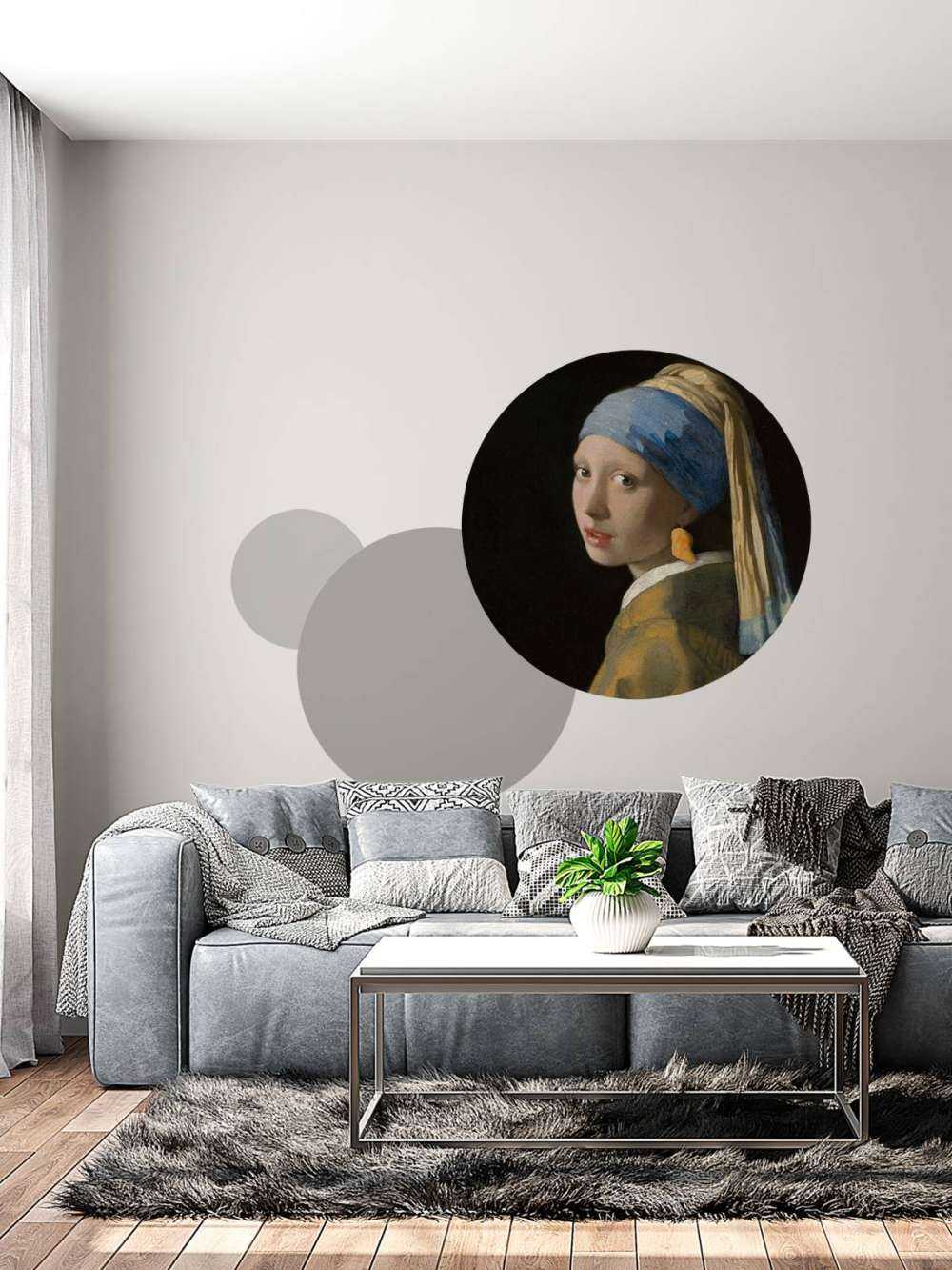 Dziewczyna z kawałkiem kurczaka