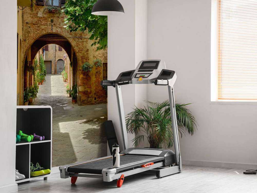 Ładna ulica z łukiem