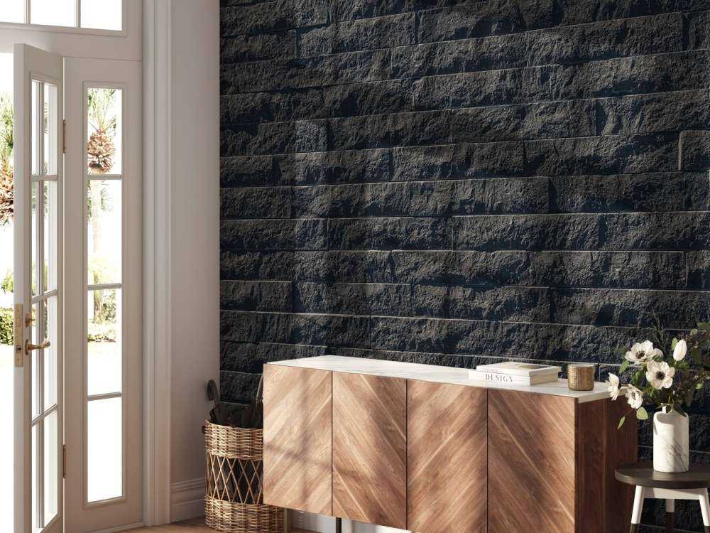 Ściana z ciemnymi kamieniami