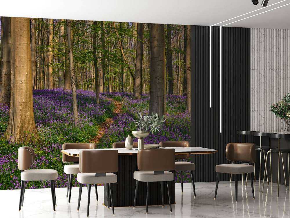 Ścieżka przez las z hiacyntami