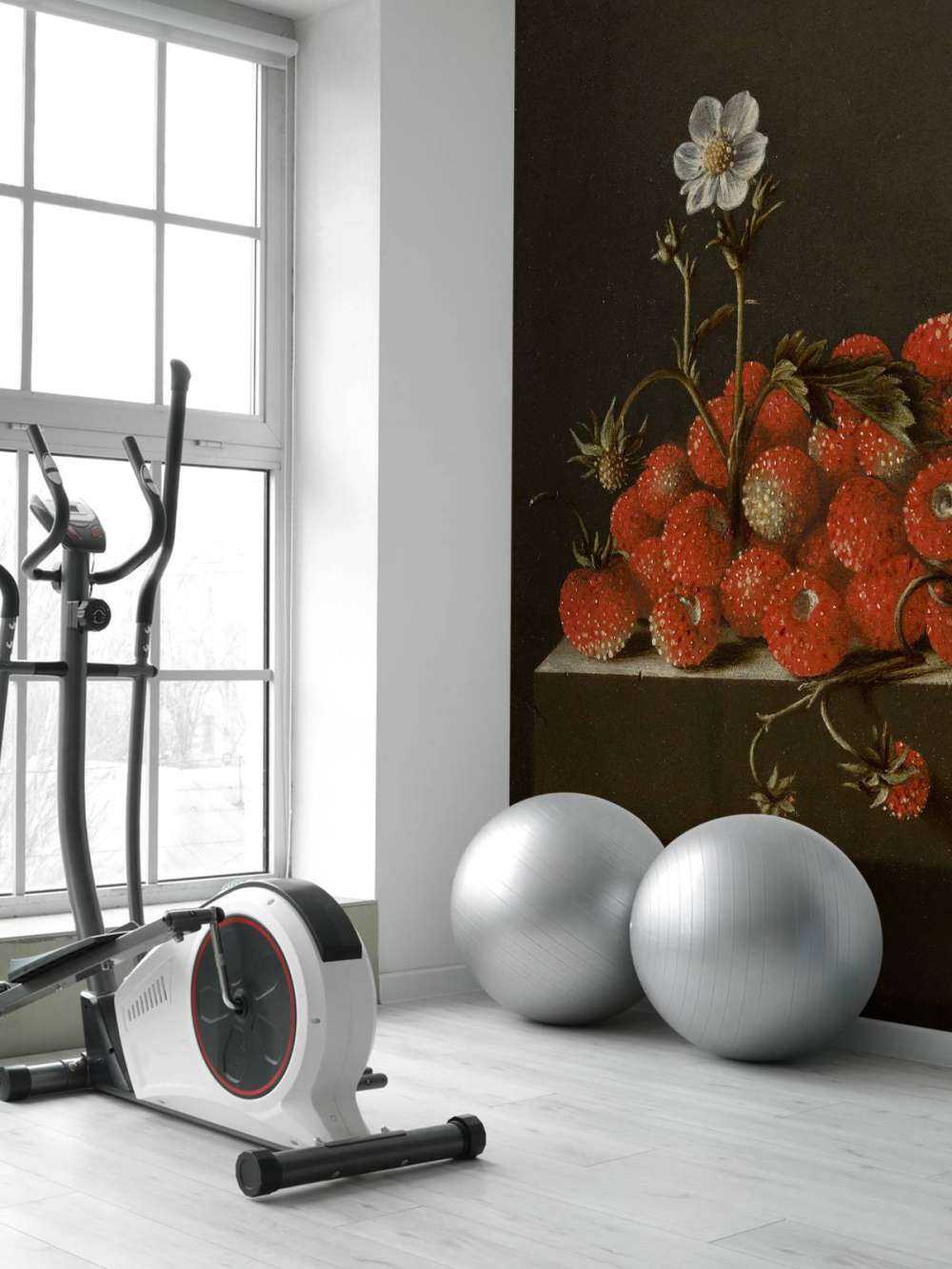 Martwa natura z leśnymi truskawkami