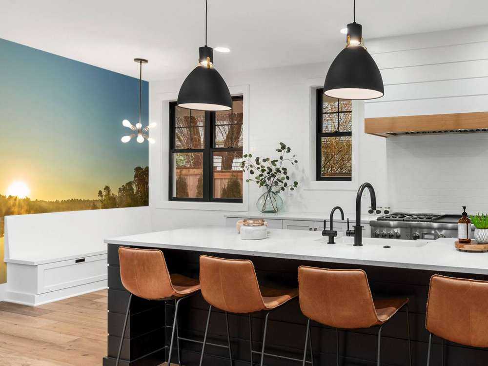 Wschód słońca nad jeziorem leśnym