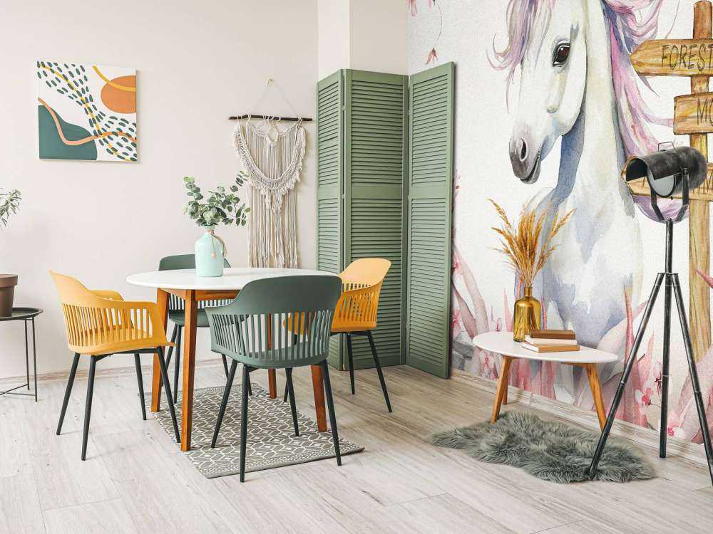 Mały jednorożec z roślinami różowy