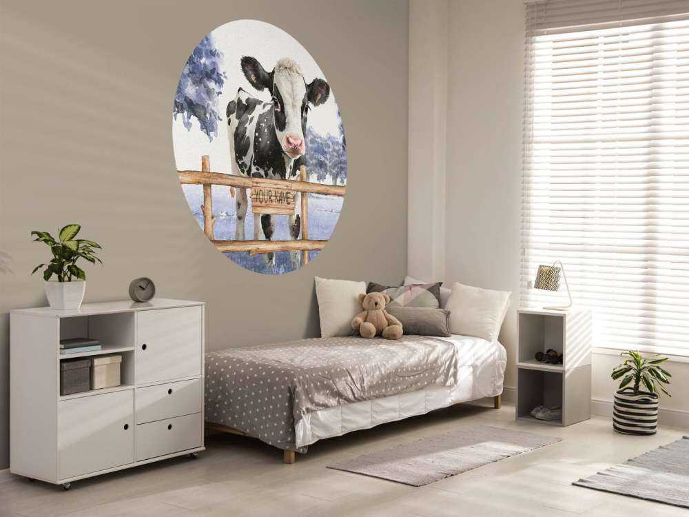 Młoda krowa na łące w kolorze niebieskim