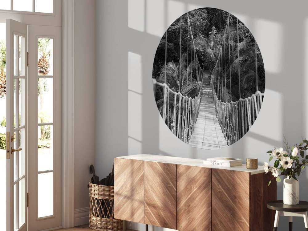 Drewniany mostek między palmami