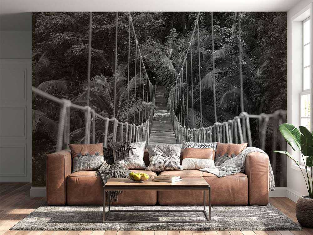 Drewniany mostek między palmami