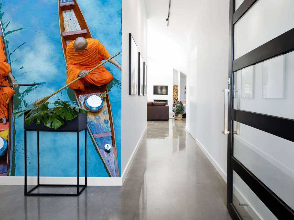 Mnich w drewnianej łodzi