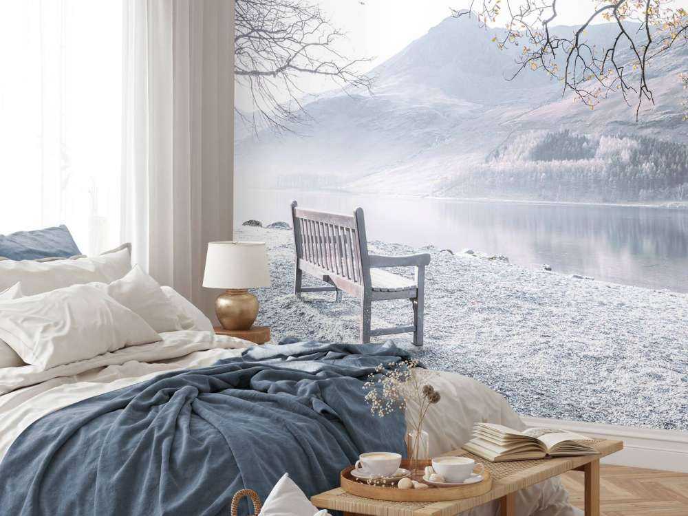 Ławka nad cichym jeziorem