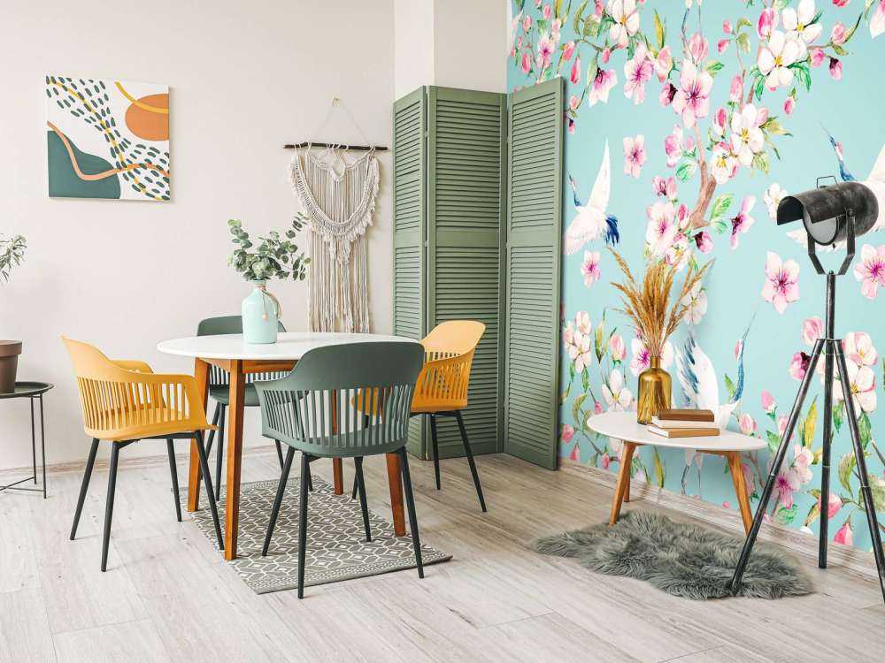 Żurawie pomiędzy różowymi kwiatami