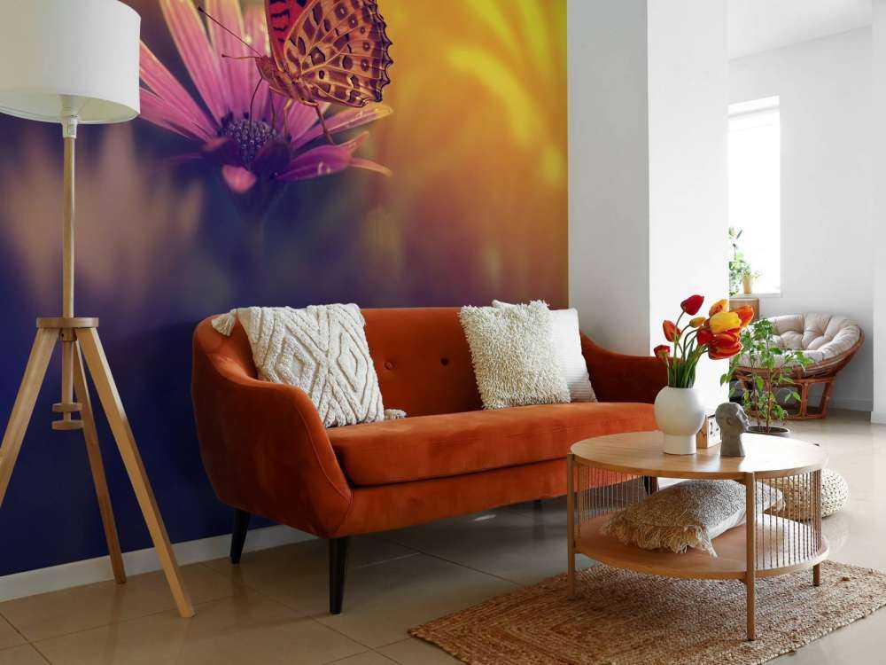 Czerwony motyl na kwiatku