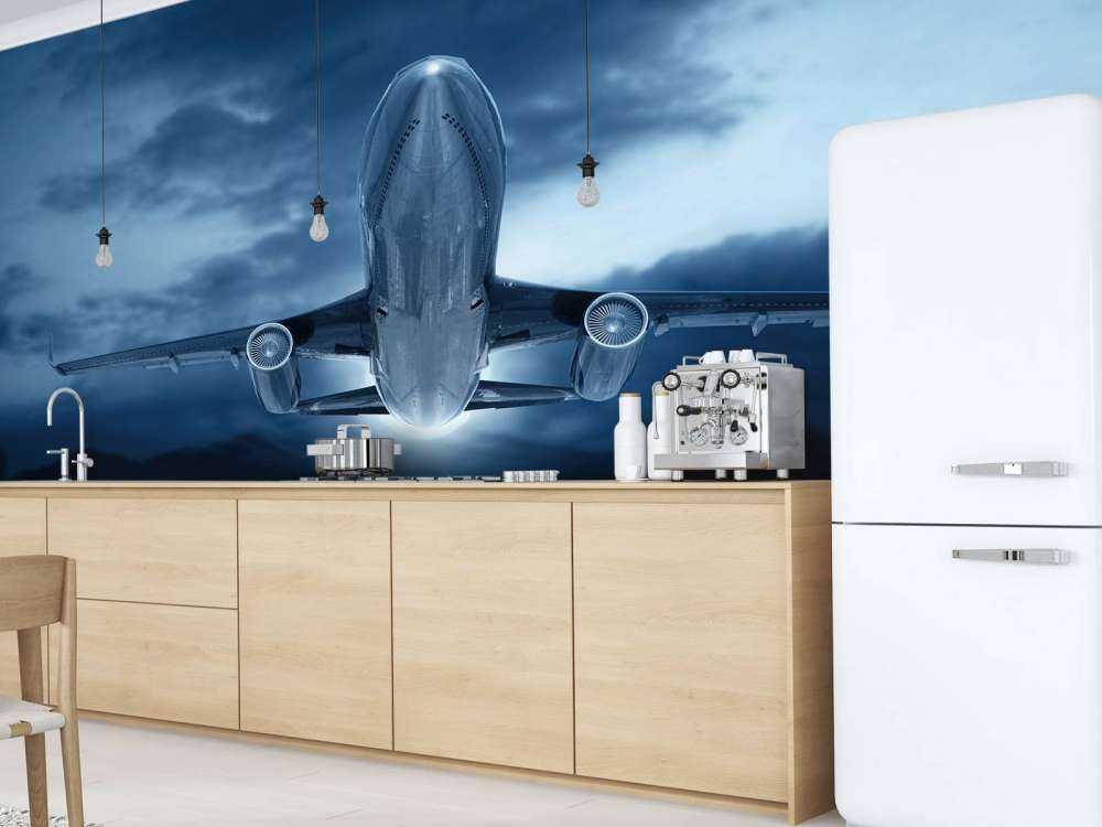 Wznoszący się samolot z ciemnym niebem