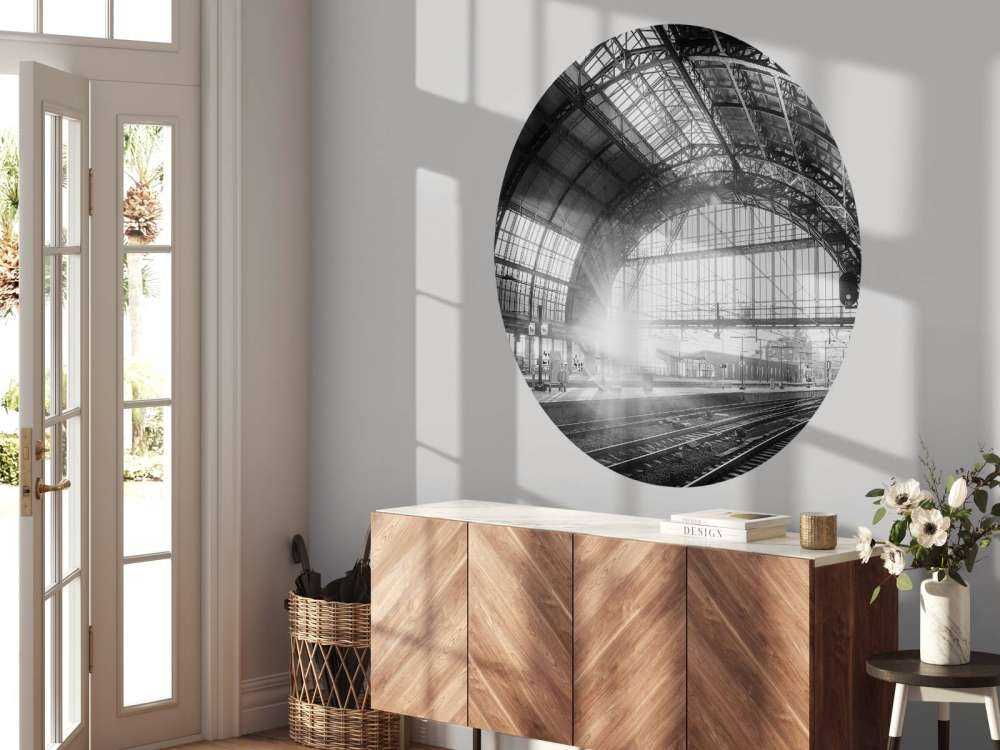 Wschód słońca na stacji w czerni i bieli