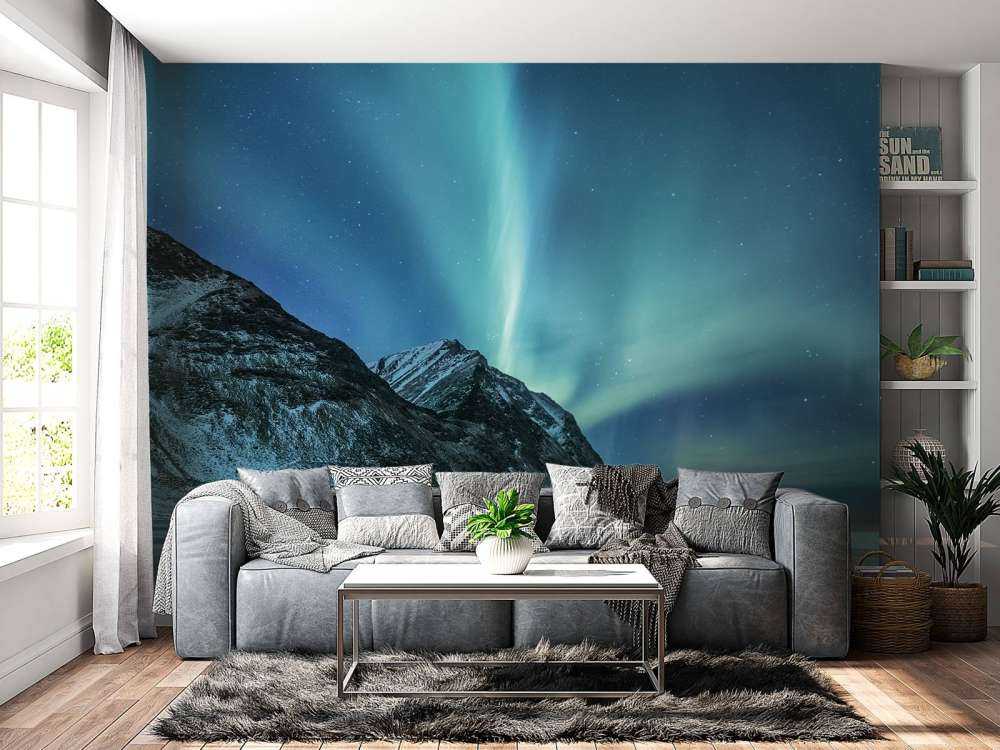 Zielone północne światła nad górami