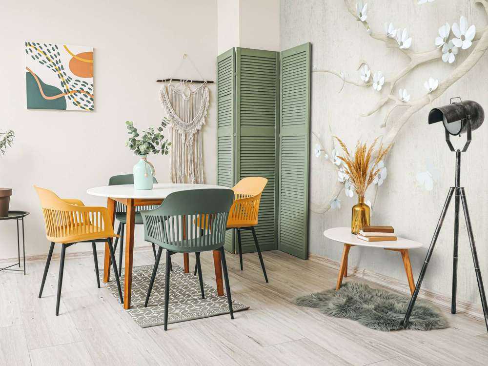 Gałązka z białymi kwiatami na drewnianym tle