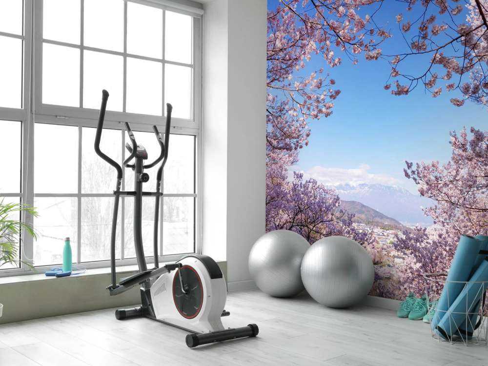 Różowe kwiaty na tle gór