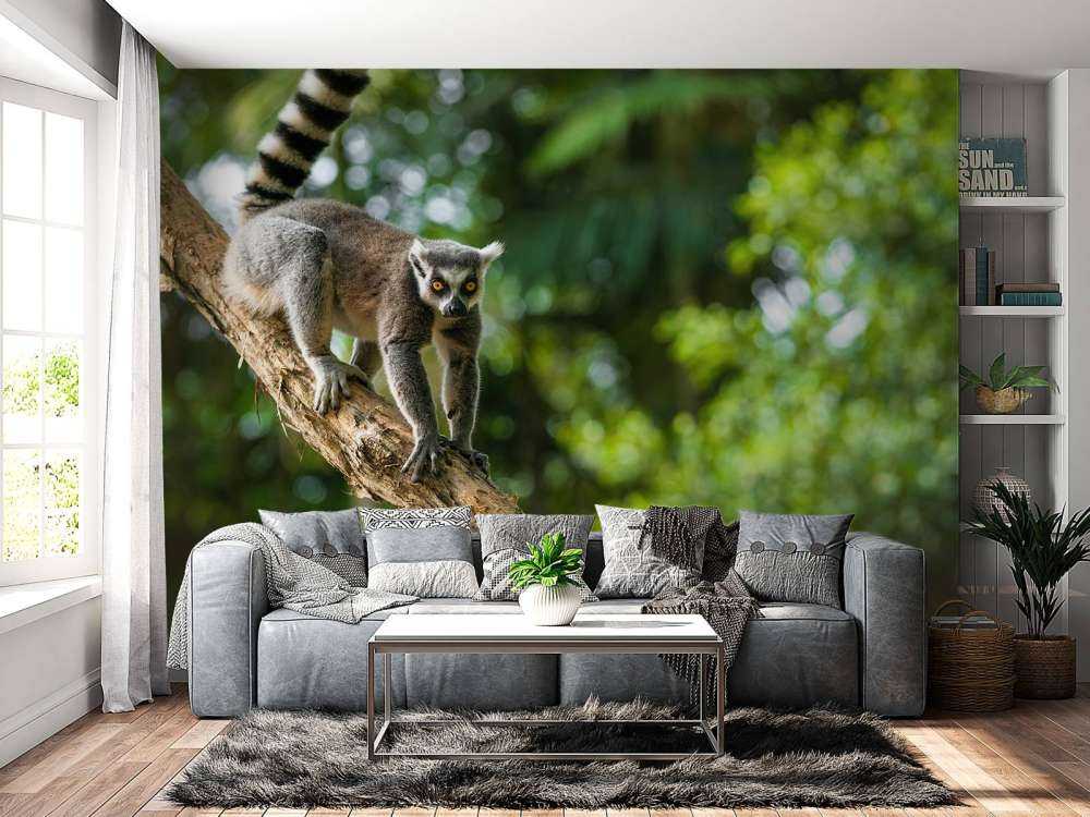 Małpa włochata na drzewie