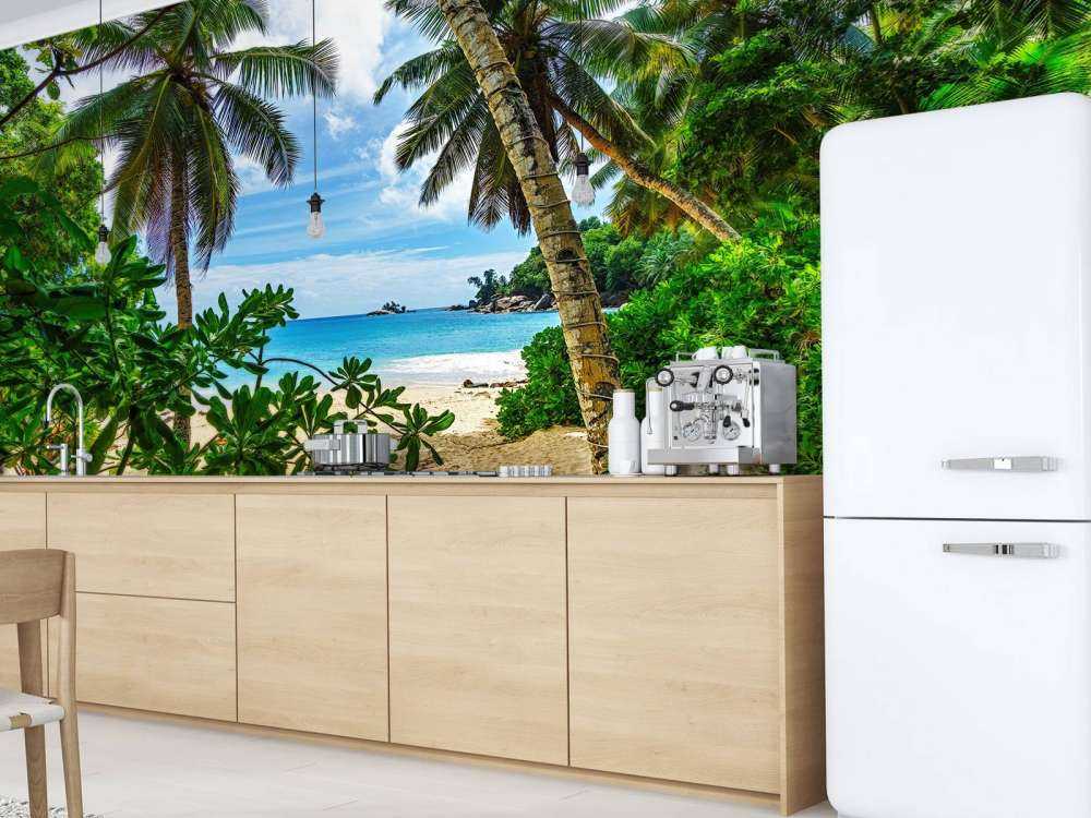 Plaża między palmami