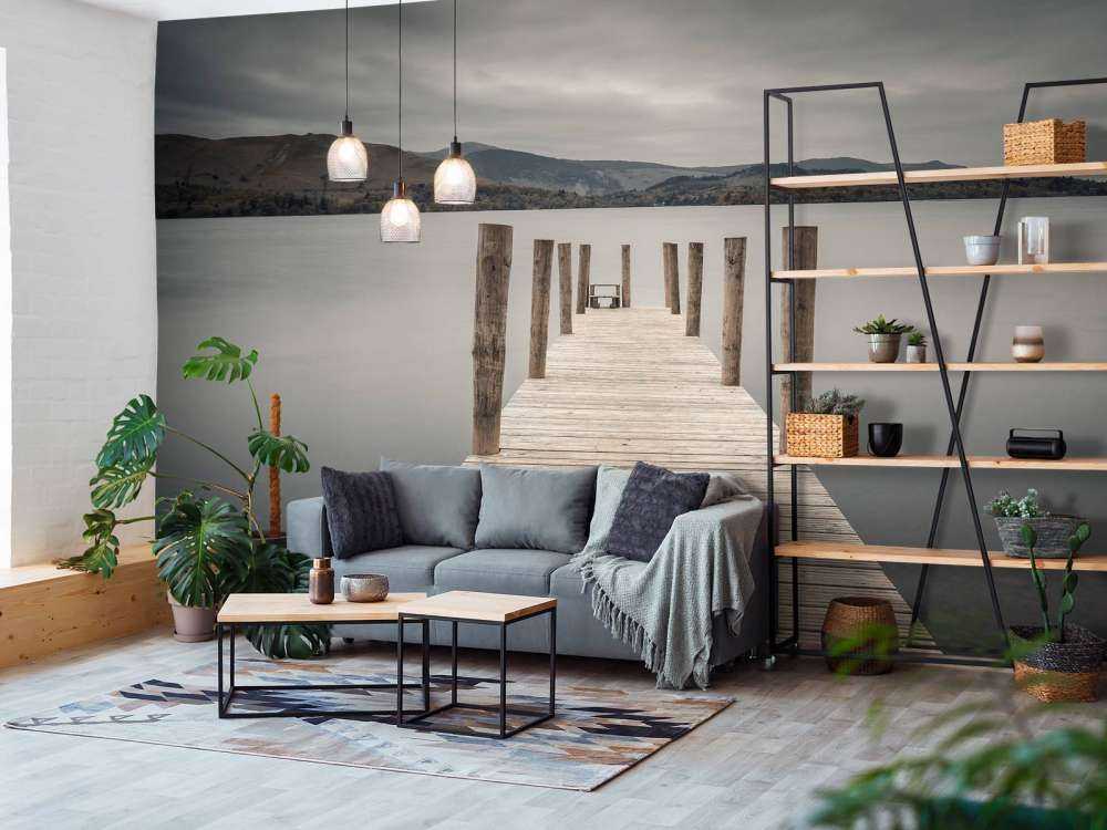 Nabrzeże na spokojnym jeziorze