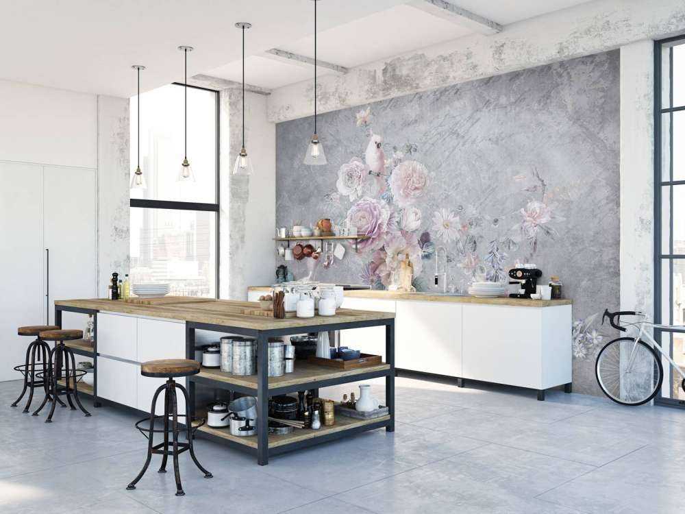 Papuga wśród kwiatów