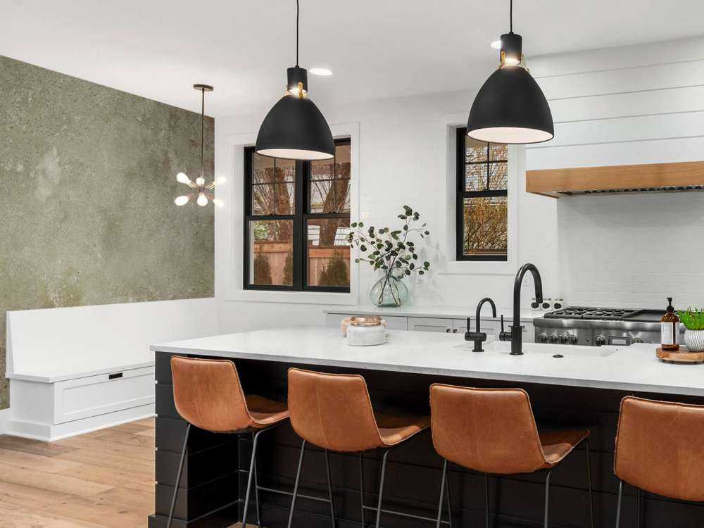 Stara ściana z zwietrzałym stiukiem