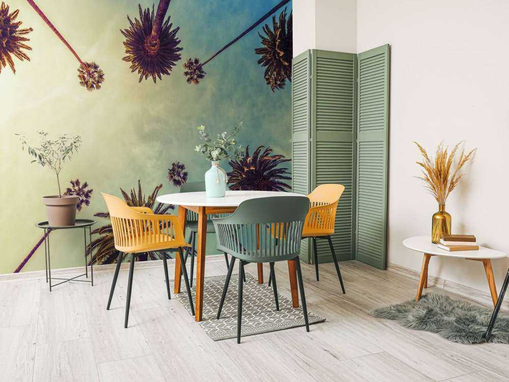 Widok z dołu na palmy