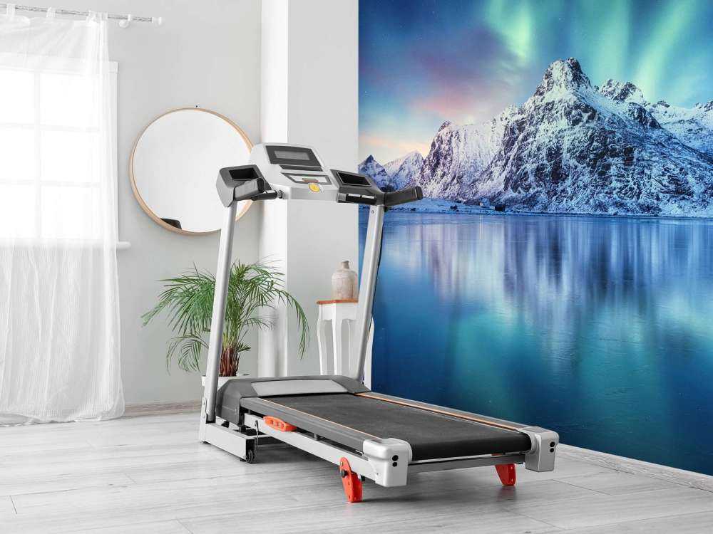 Północne światła nad zamarzniętym oceanem i górami