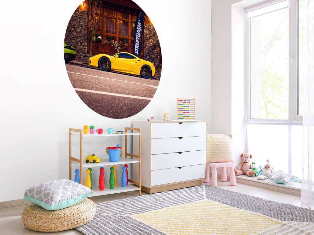 Ekskluzywne samochody w drewnianej chacie