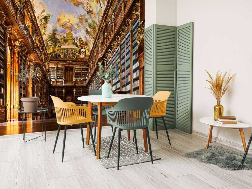 Historyczna biblioteka w ciepłym drewnie