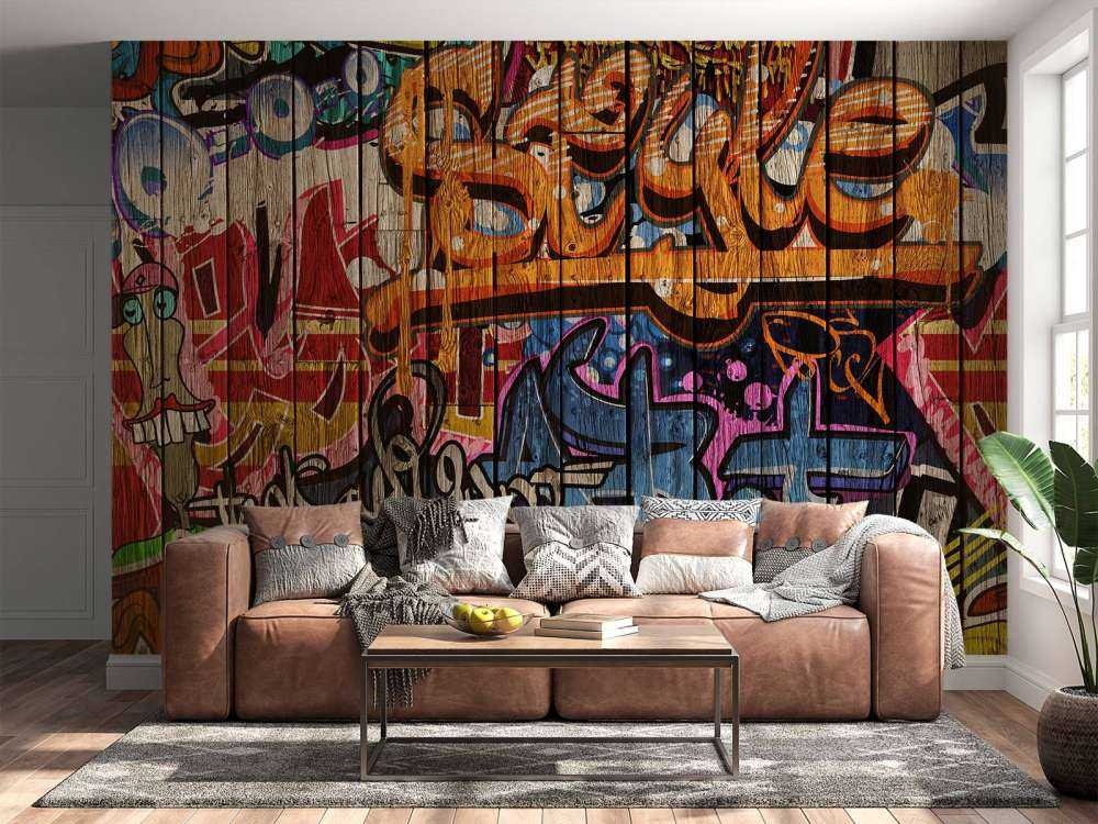 Graffiti z literami na drewnie