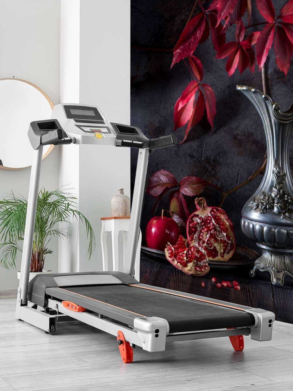 Puszka z czerwonym winem i czerwonymi owocami