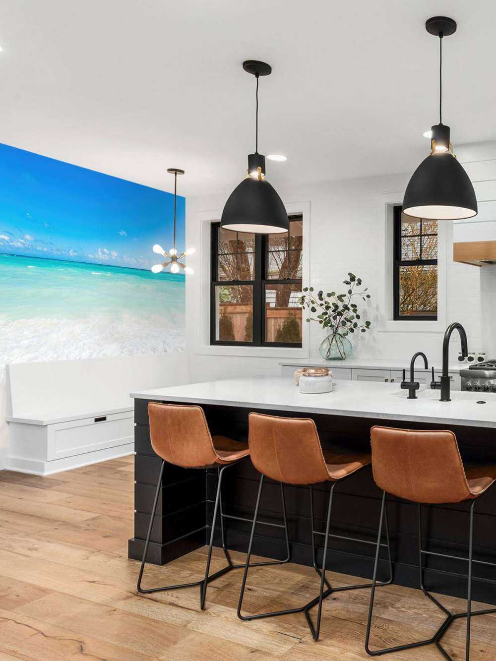 Biała plaża i fale