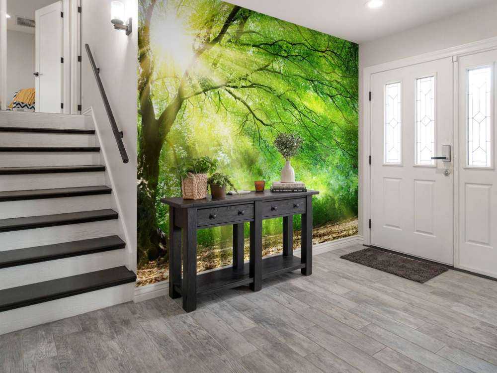 Duże drzewo ze słońcem