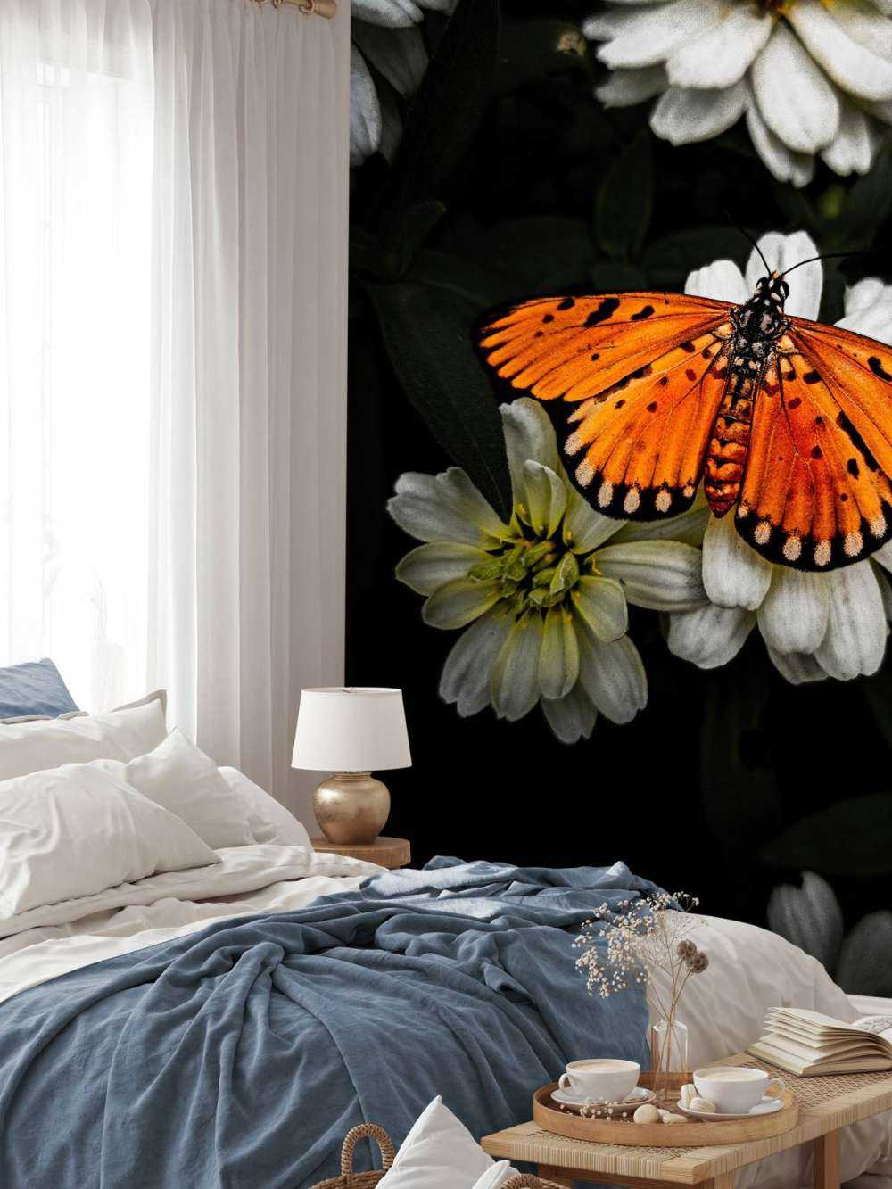 Motyl monarchy na kwiecie