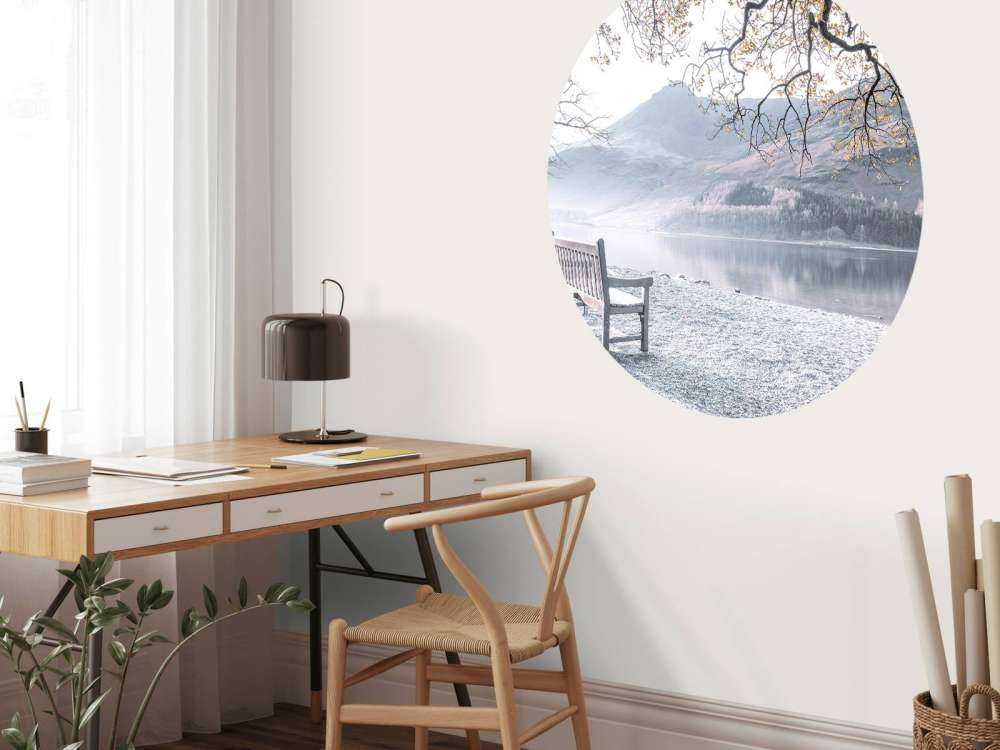 Ławka nad cichym jeziorem