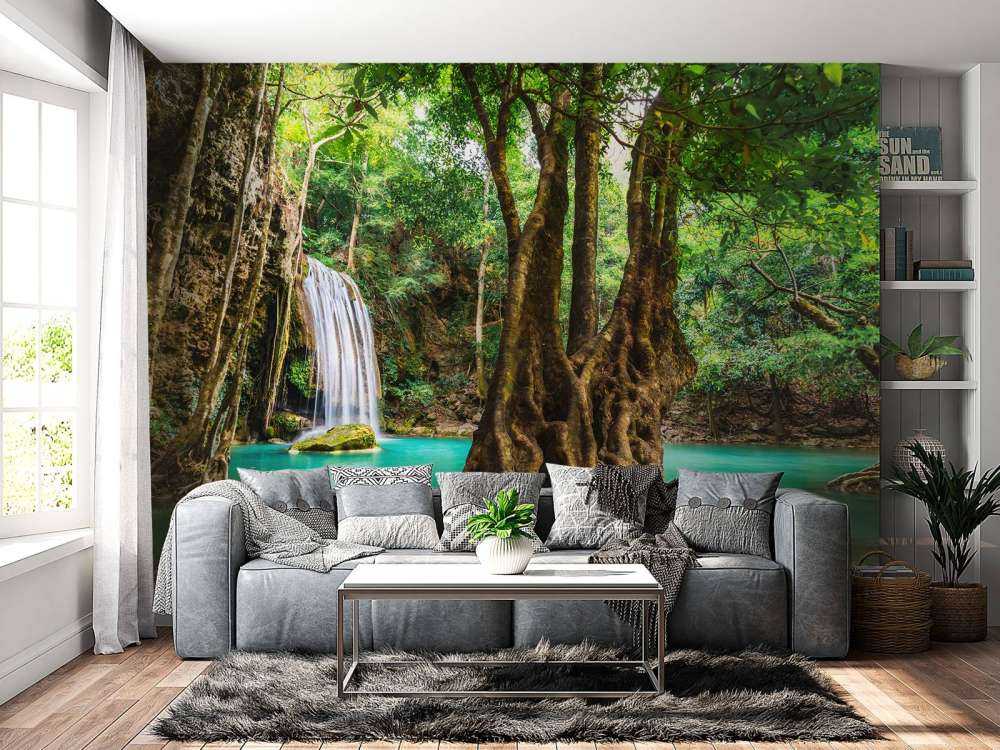 Wodospad w tropikalnej dżungli