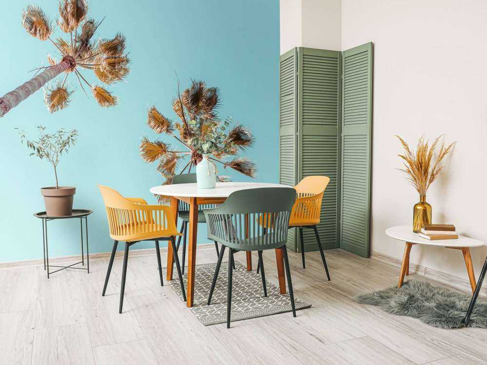 Palmy z niebieskim niebem